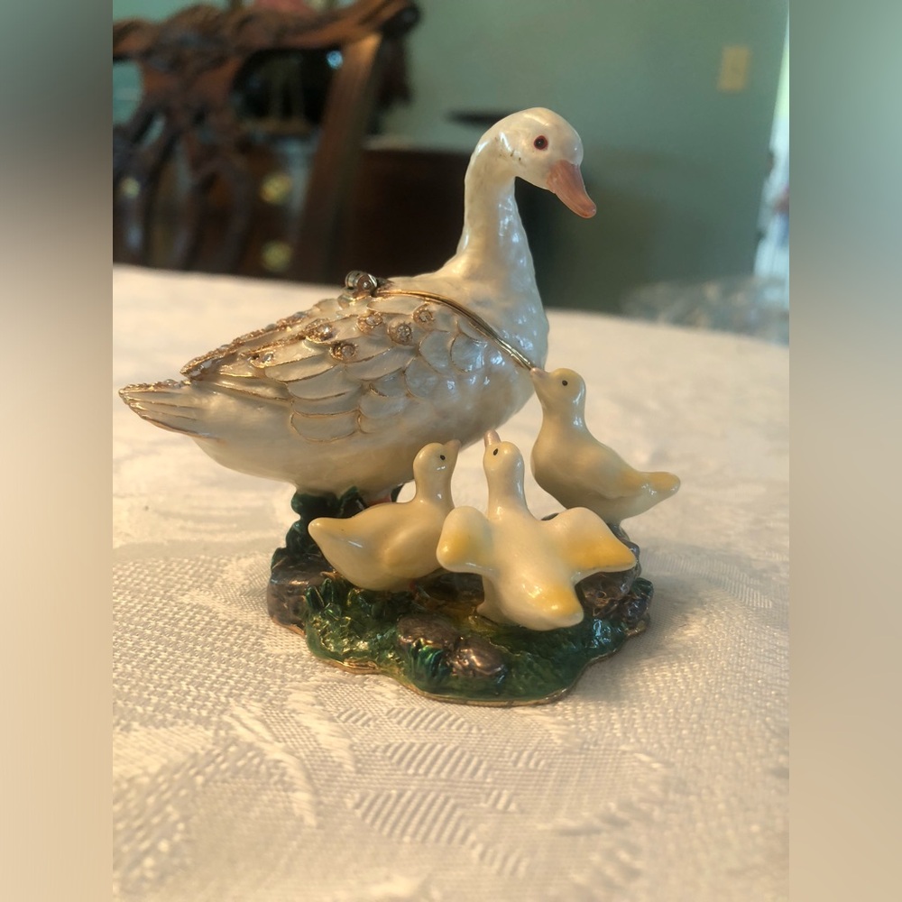 Elegant Goose and Goslings Figurine - White and Green